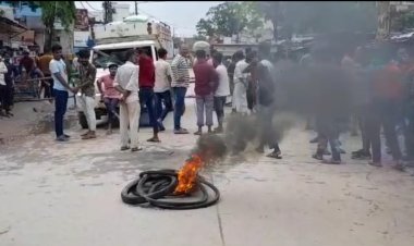 घर से बाहर खेल रहे थे बालक को तेज रफ़्तार पिकअप ने रौंदा, घटनास्थल पर ही हुई दर्दनाक मौत, आक्रोशित भीड़ ने किया सड़क जाम