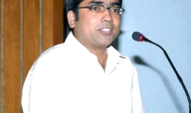 पंचायत चुनाव में अनियमितता के आरोप में निलंबित किये गए सिंहवाड़ा के बीडीओ शशि प्रकाश।