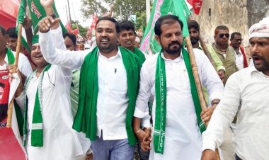 दरभंगा में महागठबंधन ने जनविरोधी मुद्दों पर केंद्र व राज्य सरकार को घेरा, मुख्यालय पर किया धरना-प्रदर्शन