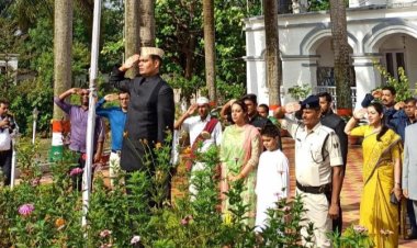 दरभंगा:- जिलाधिकारी राजीव रौशन ने आवसीय परिसर में लहराया तिरंगा