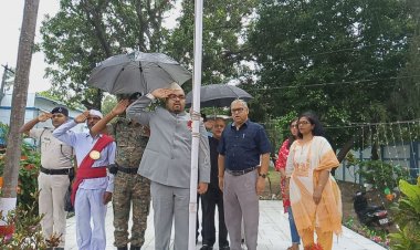 दरभंगा के सदर एसडीओ स्पर्श गुप्ता ने आवसीय परिसर में लहराया तिरंगा