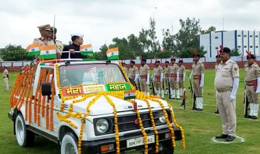 दरभंगा :- प्रमंडलीय आयुक्त ने मुख्य ध्वजारोहण समारोह में किया झंडोत्तोलन