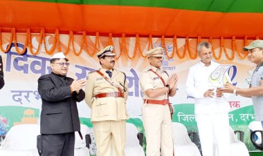 दरभंगा:- स्वतंत्रता दिवस मुख्य समारोह के उपरान्त ई-ऑफिस एवं स्वास्थ्य क्षेत्र एवं शिक्षा क्षेत्र में उत्कृष्ट कार्य करने वाले पदाधिकारी को विधायक एवं आयुक्त ने किया सम्मानित