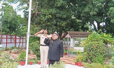 दरभंगा:- आयुक्त आवासीय परिसर में आयुक्त ने फ़हराया तिरंगा झंडा