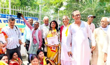 मैथिली लोक संस्कृत मंच एवं सखी बहिनपा के संयुक्त तत्वाधान में समाहरणालय पर विशाल धरना आयोजित
