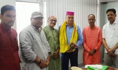 निवर्तमान विश्वविद्यालय सेवा आयोग के सचिव दुर्गानंद झा (आईएएस) की पदोन्नति हो जाने पर ऑल बिहार ब्राह्मण फेडरेशन के अधिकारियों ने किया सम्मानित