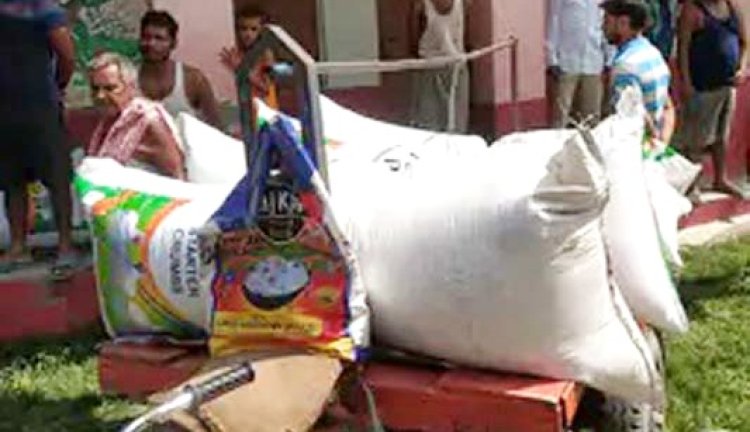 दरभंगा में मिड डे मील का चावल बेचते धराए हेडमास्टर: ग्रामीणों ने पकड़कर पुलिस के हवाले किया, आरोप पर बोले- चावल सड़ गया था इसलिए बेच रहे थे
