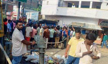 दरभंगा में चाकूबाजी में कुंदन राम की हत्या के बाद आक्रोशितों ने सड़क पर शव रखकर किया जमकर प्रदर्शन, एसएसपी अवकाश कुमार ने प्रभारी थानाध्यक्ष नागेश्वर पासवान को किया निलंबित