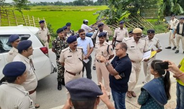 दरभंगा:- अवैध कब्जा हटाने गए पुलिस बलों पर हुई रोड़ेबाजी में एक पुलिसकर्मी की मौत मामले में राजबाड़ा पहुंचे आईजी एल. एम प्रसाद, घटनास्थल का लिया जायजा
