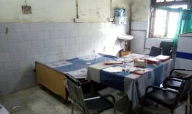 दरभंगा:- कुख्यात नशेड़ियों की शरणस्थली बना डीएमसीएच: नशा का इंजेक्शन देने से इनकार करने पर कर्मी को जान से मार देने की धमकी,  हतियार के बल पर नशेड़ियों ने करीब चार घंटे तक कर्मी को बंधक बनाये रखा। नर्सिंग स्टाफ ने अधीक्षक हरिशंकर मिश्रा से लगाया सुरक्षा की गुहार