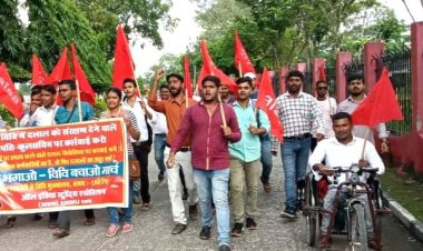 दरभंगा:- विश्वविद्यालय में व्याप्त अराजकता के विरोध में आइसा का मार्च