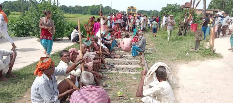 विभिन्न ट्रेनों के ठहराव की मांग को लेकर सकरी-हरनगर रेल मार्ग सेवा ठप, तीन घंटे से ट्रेनों का ठहराव प्रभावित