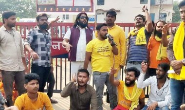दरभंगा:- सोनू सहनी का लाश आम के पेड़ से लटके अवस्था में मिलने के मामले में सैकड़ों एमएसयू कार्यकर्ता ने किया  नगर थाना का घेराव, हत्यारे की गिरफ्तारी की मांग