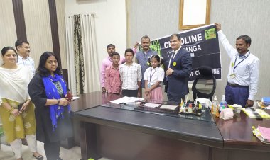 दरभंगा में स्कूल जा रहे ग्रामीण बच्चों ने डीएम को दोस्ती बैंड बाँधकर मनाया दोस्ती सप्ताह