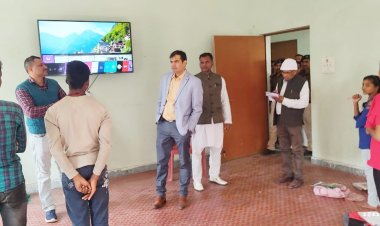 दरभंगा डीएम राजीव रौशन ने हनुमानगर के नरसारा पंचायत के विकास योजनाओ का किया निरीक्षण, स्कूल में बच्चों के नदारद देखकर जताई नाराजगी