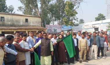 दरभंगा में मतदाता जागरूकता रथ को डीएम राजीव रौशन ने दिखायी हरी झंडी, गांवों में जाकर करेंगे जागरुक