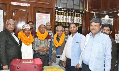 दरभंगा:- कुलसचिव प्रोफेसर मुश्ताक अहमद द्वारा विश्वविद्यालय की ओर से सेवानिवृत्त हुए तीन शिक्षकेतर कर्मियों को दी गई हार्दिक विदाई