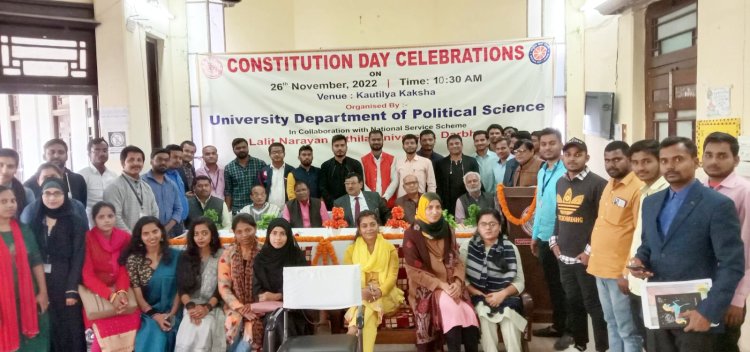 दरभंगा:- विश्वविद्यालय राजनीति विज्ञान विभाग में पूरे हर्षोल्लास के साथ मनाया गया संविधान दिवस कार्यक्रम।