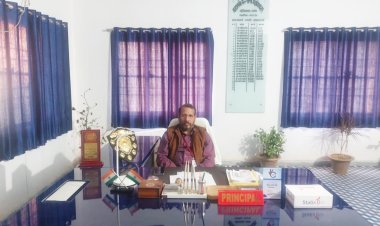 स्नातकोत्तर की परीक्षा के दौरान केंद्र पर मोबाइल लेकर ना आये छात्र:- प्रधानाचार्य, प्रो० परवेज अख्तर