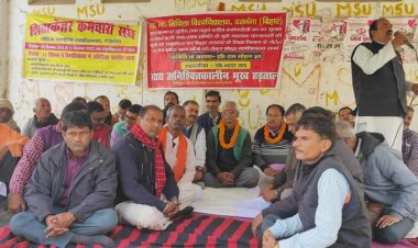 संबद्ध महाविद्यालय संघर्ष समिति ने दिया धरना, आज करेंगे विवि बंद