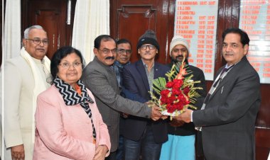 कुलपति प्रोफेसर एस पी सिंह को पुष्पगुच्छ प्रदान कर पदाधिकारी, विभागाध्यक्ष, प्रधानाचार्य तथा कर्मियों ने दी नववर्ष की बधाई
