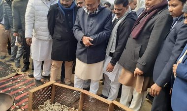 Samadhan Yatra: दरभंगा पहुंचते ही मुख्यमंत्री नीतीश कुमार ने मखाना कृषि प्रसंस्करण के प्रदर्शनी का किया अवलोकन, कहा विश्व के हर व्यक्ति की थाली में पहुंचाना है यहां का मखाना