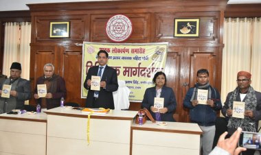 विश्वविद्यालय के कुलपति प्रोफेसर एसपी सिंह ने सत्य नारायण प्रसाद यादव लिखित 'मिथिलाक मार्गदर्शक' पुस्तक का किया विमोचन