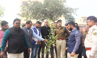 सिटीजन आवाज तथा प्रेरणा फाउंडेशन, दरभंगा के द्वारा पिररी गांव में वृक्षारोपण सह 'पेड़ लगाएं- प्रकृति बचाएं' विषयक संगोष्ठी आयोजित