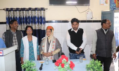 दरभंगा के राजकीय कामेश्वर सिंह आयुर्वेदिक चिकित्सालय के प्रचार्य डा दिनेश्वर प्रसाद द्वारा दरभंगा के मेयर अंजुम आरा का किया गया सम्मान