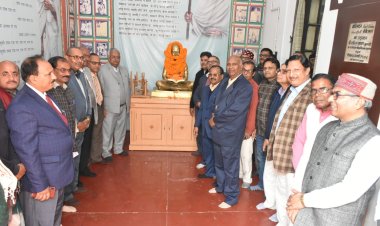 दरभंगा:- मिथिला विश्वविद्यालय के कुलसचिव प्रोफेसर मुश्ताक अहमद की अध्यक्षता में महात्मा गांधी के शहादत दिवस पर श्रद्धांजलि सभा आयोजित