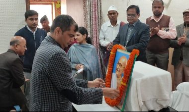 दरभंगा:- दो मिनट का मौन धारण कर राष्ट्रपिता बापू को दी गई श्रद्धांजलि