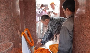 लहेरियासराय टावर अवस्थित गाँधी जी की प्रतिमा पर किया गया माल्यार्पण