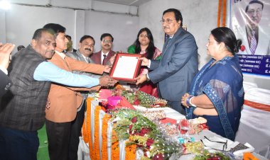 इग्नू क्षेत्रीय केन्द्र, दरभंगा के वरीय क्षेत्रीय निदेशक डा शंभू शरण सिंह के अवकाश ग्रहण पर दी गई समारोह पूर्वक विदाई