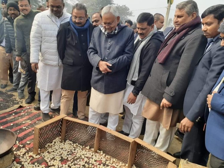 Samadhan Yatra: दरभंगा पहुंचते ही मुख्यमंत्री नीतीश कुमार ने मखाना कृषि प्रसंस्करण के प्रदर्शनी का किया अवलोकन, कहा विश्व के हर व्यक्ति की थाली में पहुंचाना है यहां का मखाना