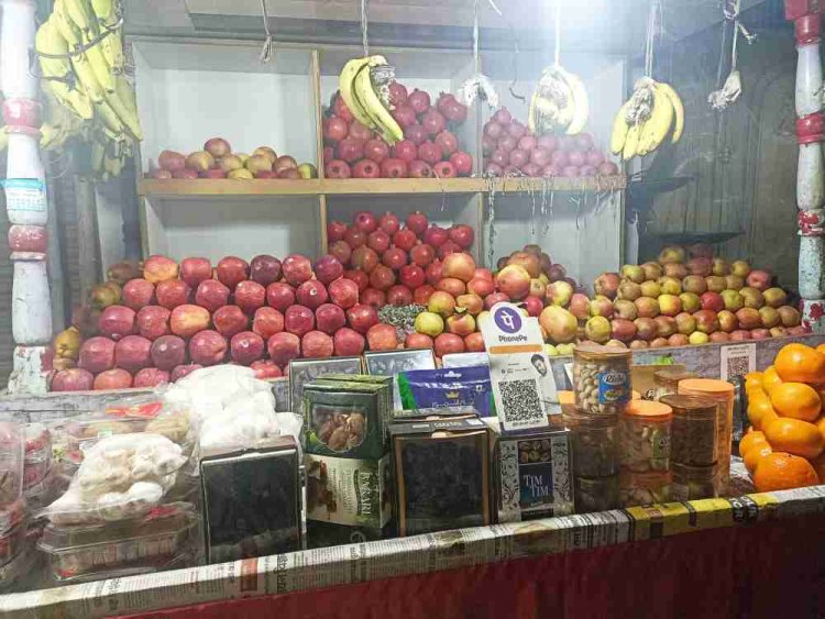 दरभंगा में सरस्वती पूजा को लेकर सजा फल बाजार, ग्राहकों का इंतजार