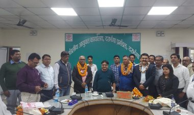 दरभंगा में सेवानिवृत्त हुए कार्यालय शिक्षा उप निदेशक महेश प्रसाद सिंह एवं उप निदेशक कल्याण गिरीश चंद्र पाण्डेय को अध्यक्षता में दी गई भावभीनी विदाई