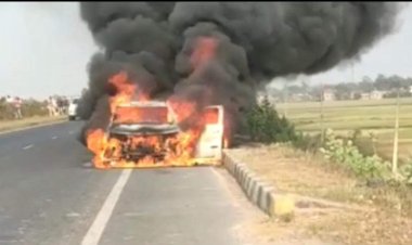 दरभंगा में NH 57 पर हादसा, जान बचाने के लिए गाड़ी से कूदकर भागे लोग, धू-धूकर जली पूरी गाड़ी