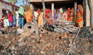 आग की एक चिंगारी ने सिर्फ़ घर ही नहीं, ख़ाक किए किसी के सपने भी, अलीनगर प्रखंड के नरमा गांव में भीषण अग्निकांड 15 आशियाने राख, 4 वर्षीय राधा कुमारी की जिंदा जलकर मौत