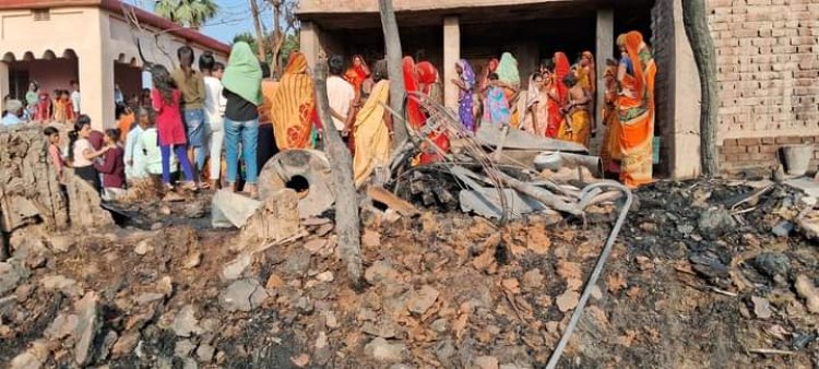 आग की एक चिंगारी ने सिर्फ़ घर ही नहीं, ख़ाक किए किसी के सपने भी, अलीनगर प्रखंड के नरमा गांव में भीषण अग्निकांड 15 आशियाने राख, 4 वर्षीय राधा कुमारी की जिंदा जलकर मौत