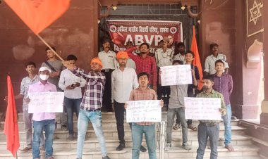 विश्वविद्यालय में व्याप्त भ्रष्टाचार, पीएचडी परीक्षा में घोटाला, छात्रों के लोकतांत्रिक अधिकारों के हनन के विरोध में अभाविप ने ललित नारायण मिथिला विश्वविद्यालय में की तालाबंदी