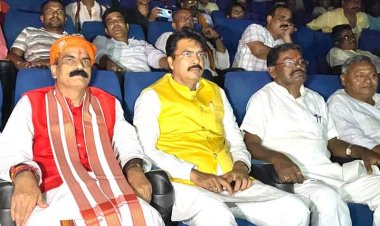 दरभंगा शहर के भाजपा नेताओं ने देखी द केरल स्टोरी फिल्म