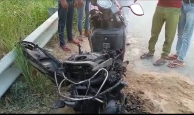 चलती स्कूटी में अचानक लगी आग, युवक-युवती ने कूद कर बचाई अपनी जान, देखते ही देखते खाक हो गई गाड़ी