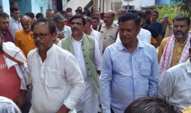 दरभंगा में चर्चित तिहरा हत्याकांड में पीड़ित परिवार से मिलने पहुचे आनंद मोहन, कहाँ 10 जुलाई तक पुलिस अपराधी को पकड़े नहीं तो होगा उग्र आंदोलन