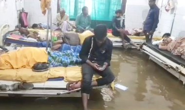 निगम की लापरवाही के चलते नाली और सड़क का अंतर हुआ खत्म, DMCH के वार्ड सहित कई लोगों के घरों में घुसा गन्दा पानी, शहर में दिख रहा है बाढ़ सा नजारा