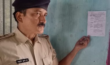 ट्रिपल मर्डर मामले के चार आरोपियों के घर चिपकाया गया इस्तेहार