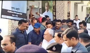 बिहार के मुख्यमंत्री नीतीश कुमार दरभंगा पहुंचकर पूर्व विधान पार्षद स्व. विनोद कुमार चौधरी के शोकाकुल परिवार से की मुलाकात