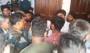 बिग ब्रेकिंग: LNMU के उप परीक्षा नियंत्रक को उनके कार्यालय में ही छात्रों ने किया हाथापाई, दुर्व्यवहार का वीडियो सोशल मीडिया पर तेजी से हो रहा है वायरल