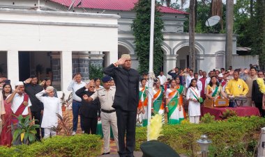 दरभंगा समाहरणालय में जिलाधिकारी राजीव रौशन ने फहराया तिरंगा
