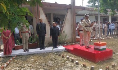 आईजी कार्यालय में पुलिस महानिरीक्षक ललन मोहन प्रसाद ने किया झंडोत्तोलन