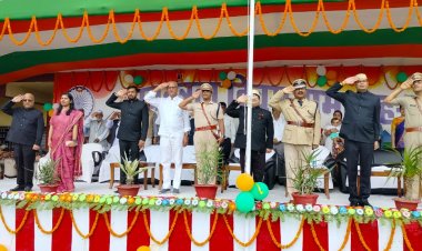 स्वतंत्रता दिवस मुख्य समारोह में आयुक्त मनीष कुमार ने किया झंडोत्तोलन